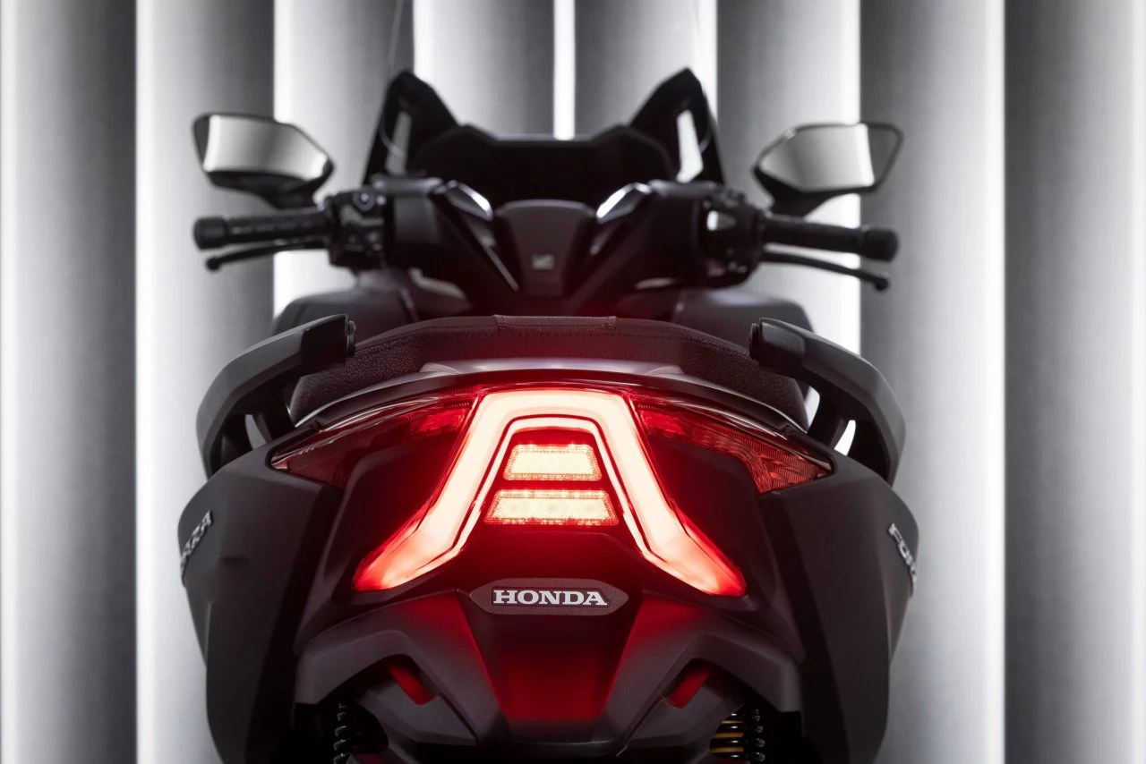 Vista trasera del Honda Forza 125 mostrando su característico diseño e iluminación LED.