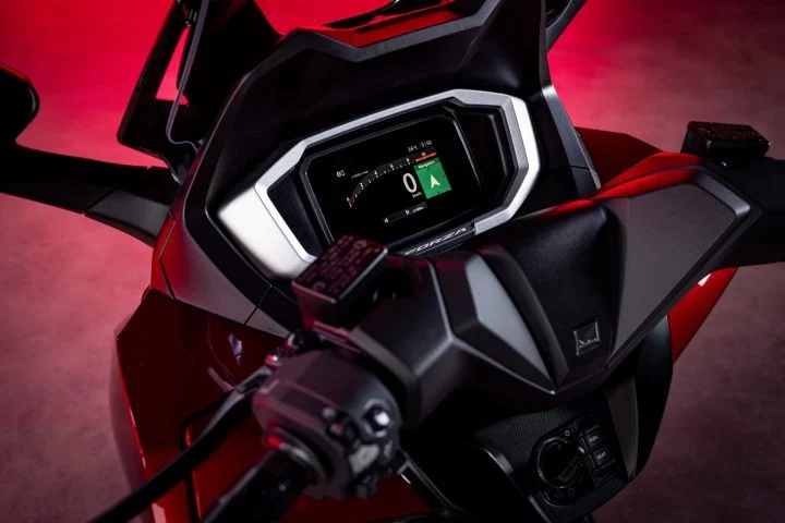 La Honda Forza 350 muestra su frontal agresivo y moderno con óptica LED.