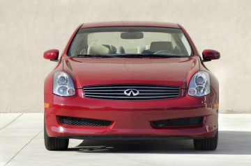 Infiniti G35 Coupé en rojo, muestra imponente presencia con su frontal deportivo y elegante.