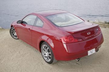 Vista trasera y lateral de un Infiniti G35 Coupé, una atractiva opción con 300 CV.