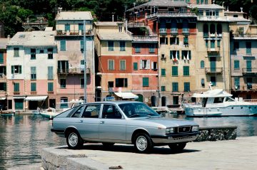 La silueta del Alfa Romeo se destaca en un entorno marítimo, un clásico que nunca pasa de moda.