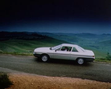 Vista lateral de un coupé con diseño elegante y líneas dinámicas