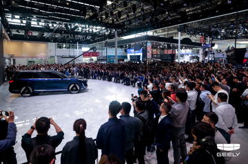 Vista lateral del Geely Starship en presentación ante audiencia