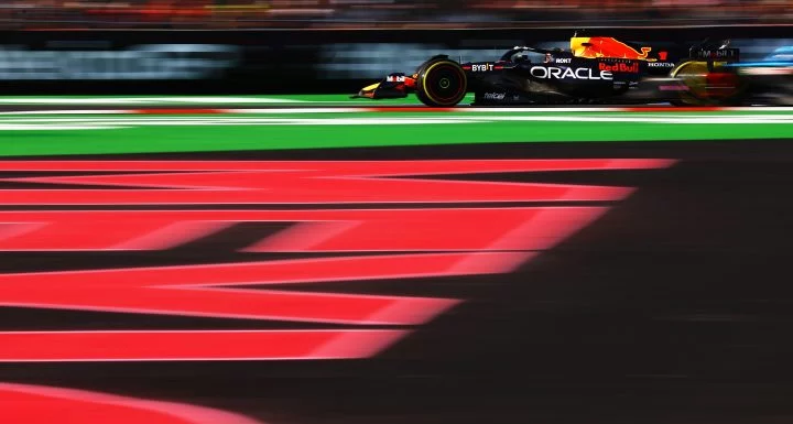 Monoplaza en acción durante el Gran Premio de México 2024, velocidad y competición en la pista.