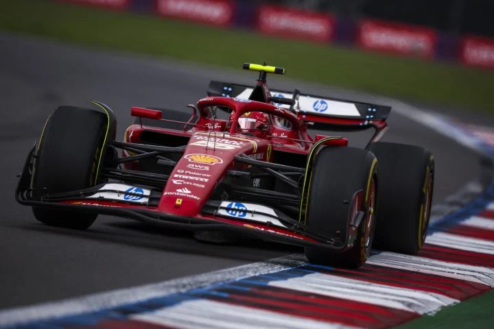 Carlos Sainz al volante del Ferrari, liderando con maestría en el Gran Premio de México.