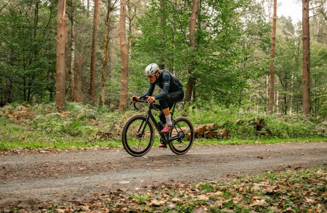 Ciclista poniendo a prueba ruedas 4x4 en entorno de grava.