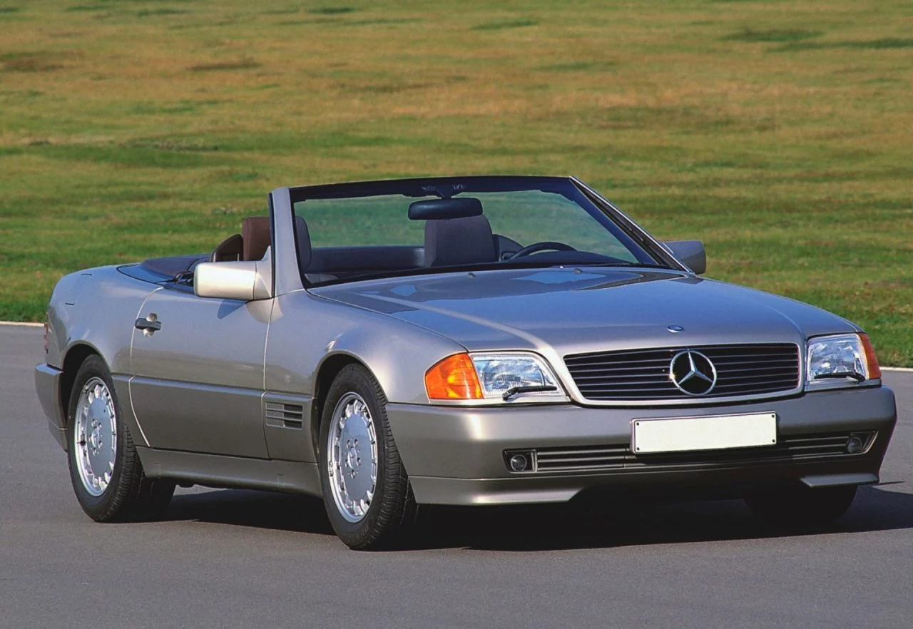 Clásico roadster Mercedes-Benz SL R129 en movimiento. Elegante y robusto.