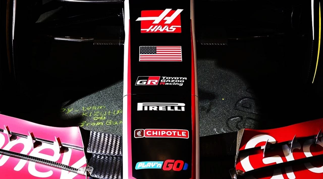 Detalle del equipo Haas F1 con logotipo y patrocinadores.