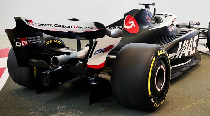 Trasera y costado del monoplaza Haas F1 Team con decoración actualizada para 2024.