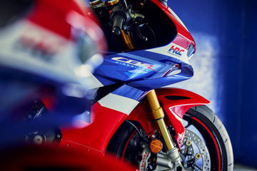 Vista delantera de la imponente Honda CBR1000RR-R Fireblade 2024.