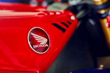 Vista parcial enfocando el emblemático logo de Honda en la Fireblade