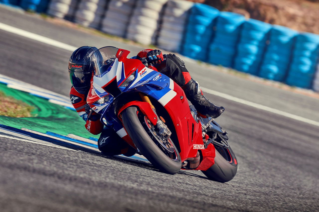 La Honda CBR1000RR-R Fireblade 2024 en acción, epitome de velocidad y desempeño en circuito.