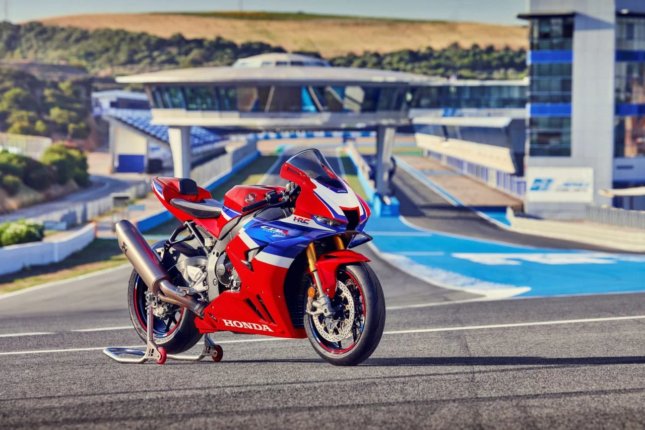 Honda CBR1000RR-R Fireblade 2024 en acción, muestra su perfil aerodinámico en circuito.