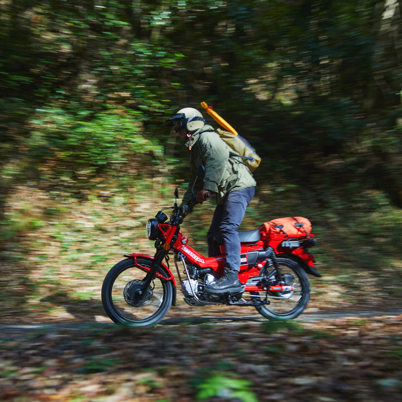 Vista dinámica de la Honda CT125 Hunter Cub en acción, demostrando su agilidad y diseño adaptado a la aventura.