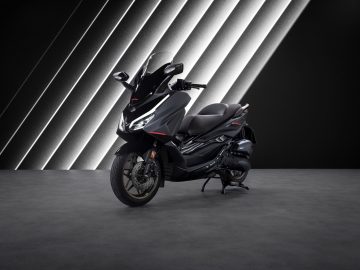 Vista lateral del actualizado Honda Forza 125, mostrando líneas elegantes y diseño moderno.