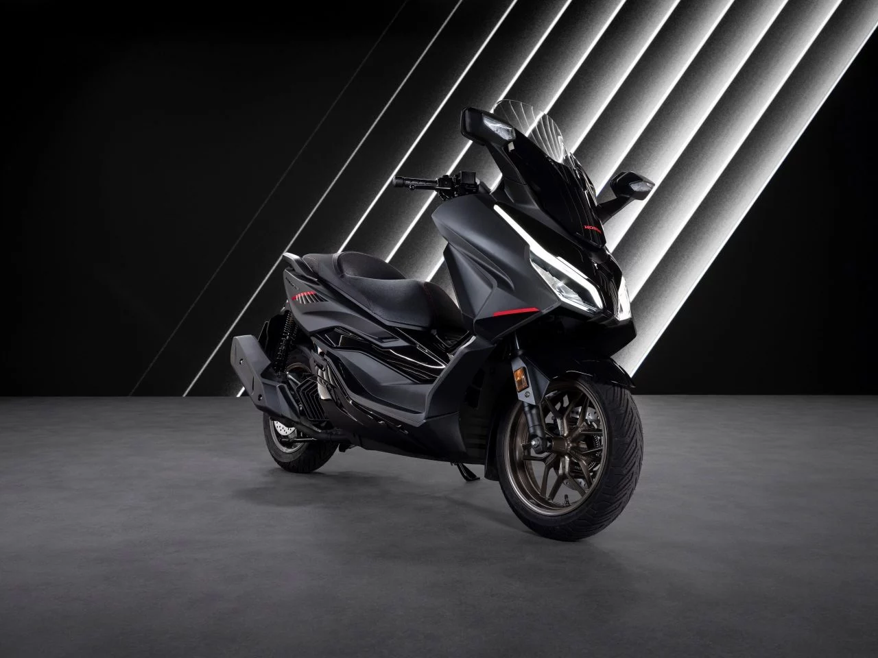 El Honda Forza 125 se actualiza con un diseño elegante y funcionalidades avanzadas.