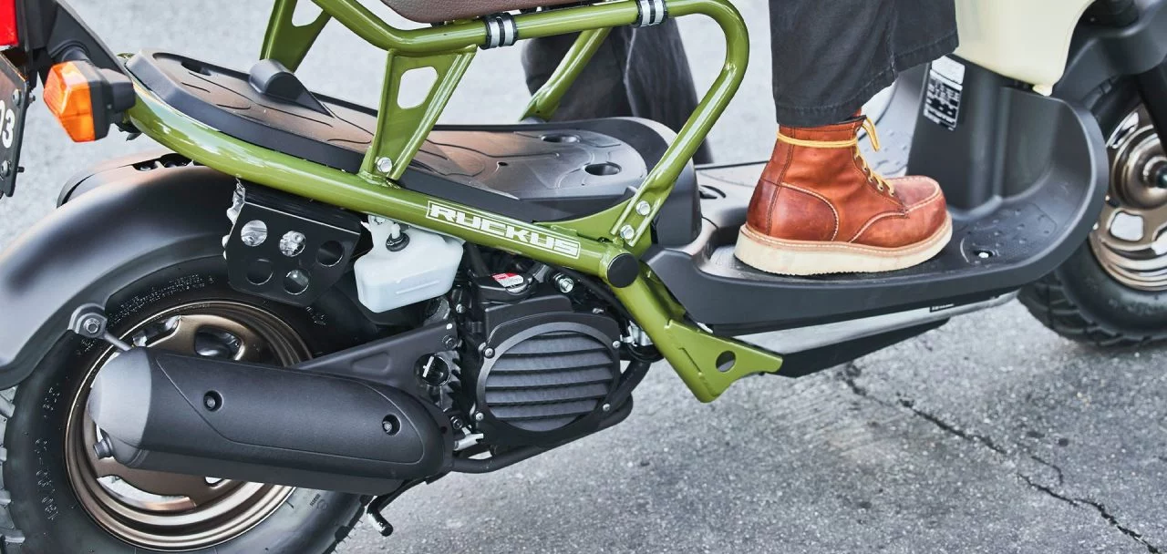 Vista lateral del Honda Ruckus 2025, mostrando su diseño único y urbano.