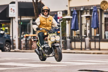 Vista dinámica del Honda Ruckus 2025 en entorno urbano