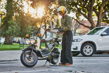 Vista lateral del Honda Rukus 2025, enfocando diseño y estética urbana.