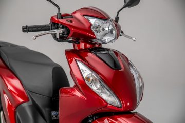 Vista frontal del scooter Honda Vision 110, destacando su diseño compacto y eficiente.