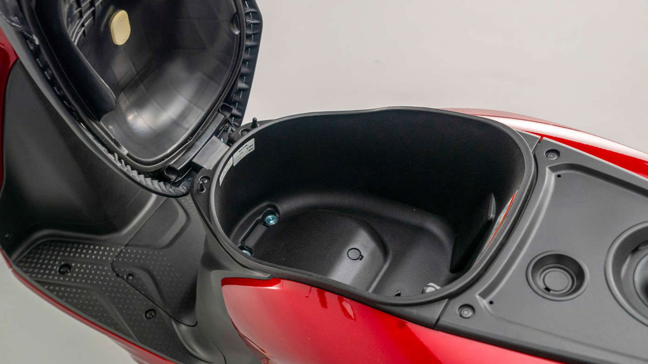 Práctico compartimento de almacenamiento en scooter Honda Vision 110