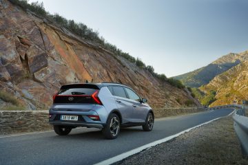 Vista dinámica del Hyundai Bayon 2024, enfatizando su diseño trasero y lateral.