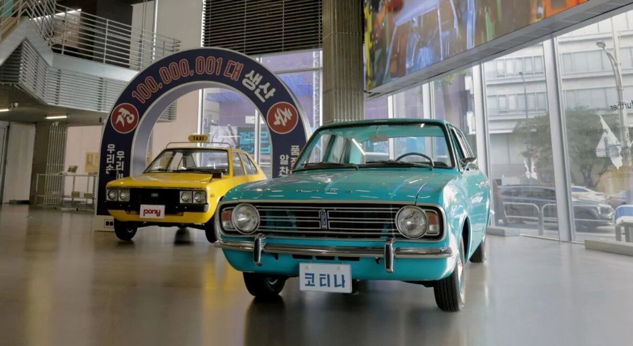 Vista frontal y lateral del Hyundai Cortina MkII del 67, un clásico en estado impecable.