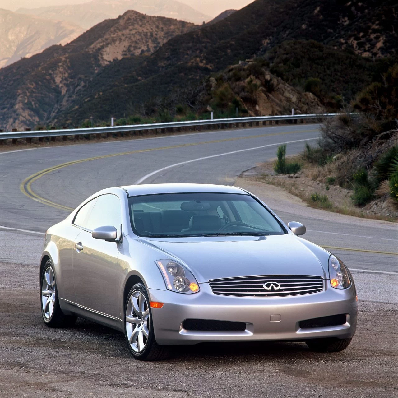 Un Infiniti G35 Coupé en su habitat natural, potencia y elegancia en cada línea.