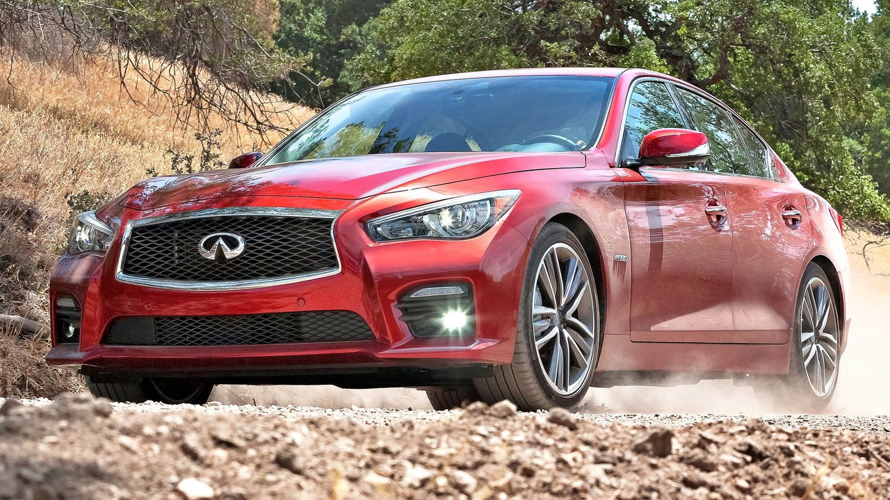 Berlina japonesa Infiniti Q50S Hybrid exhibiendo su estilizada silueta y frontal agresivo.