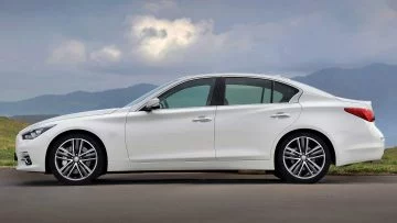 Silueta elegante del Infiniti Q50S Híbrido, ejemplificando diseño y deportividad.