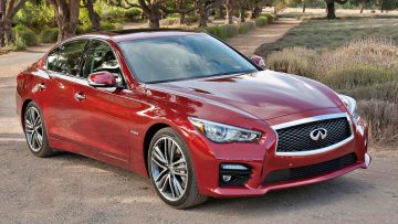 Berlina japonesa Infiniti Q50S Hybrid con diseño deportivo y motor V6.