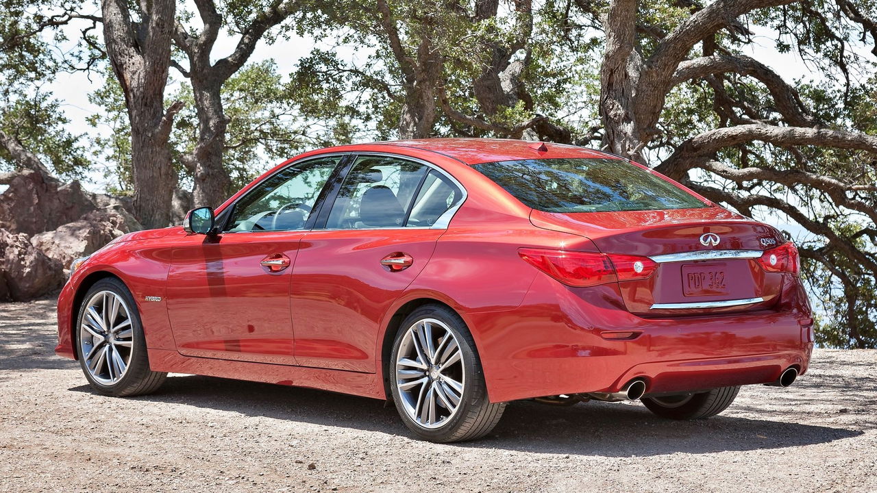 Berlina japonesa Infiniti Q50S Hybrid, con líneas deportivas y motor V6.