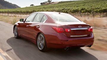 Una berlina híbrida Infiniti Q50S con líneas elegantes y deportivas.