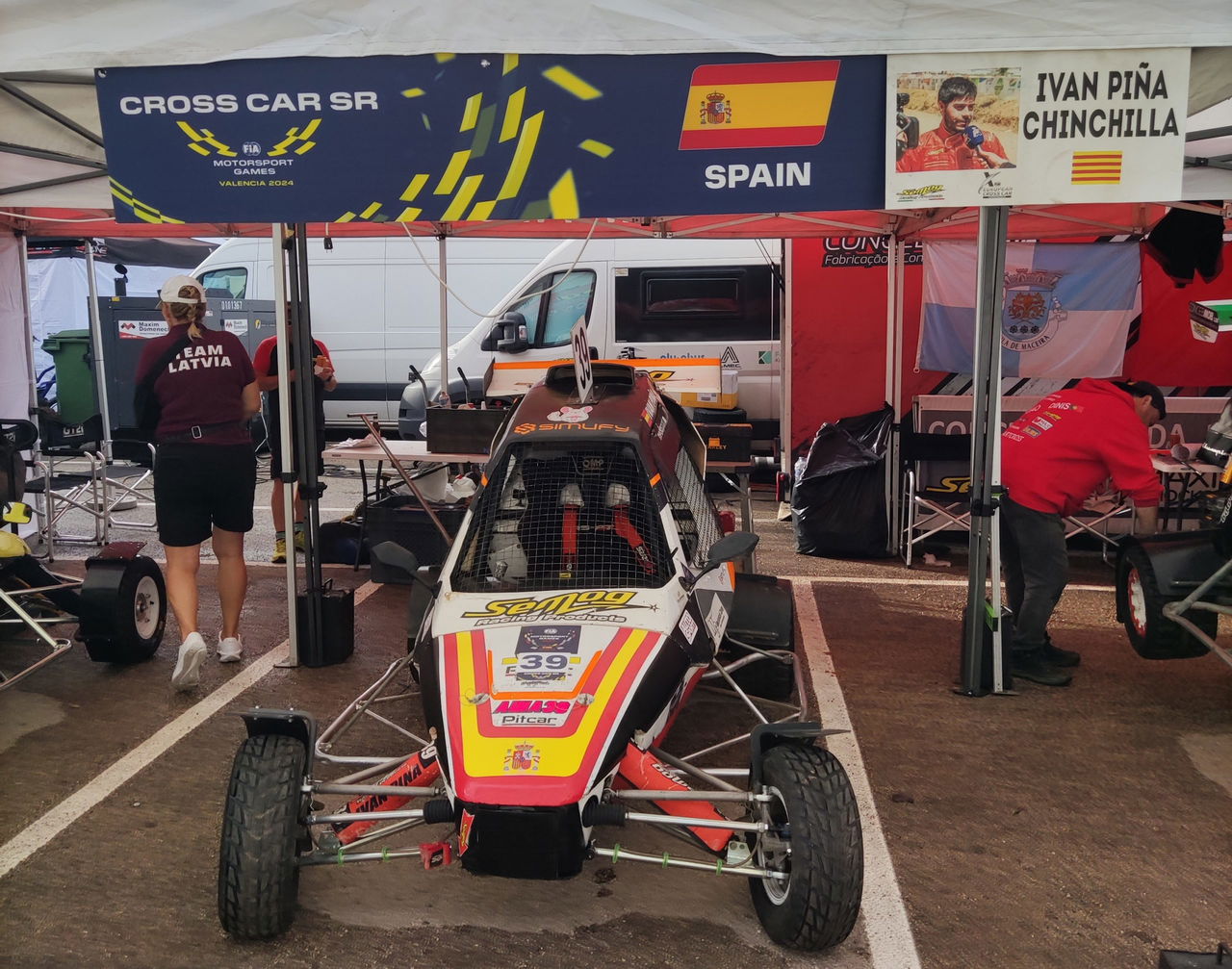 Iván Piña junto a su Carcross en el pit del FIA Motorsport Games 2024