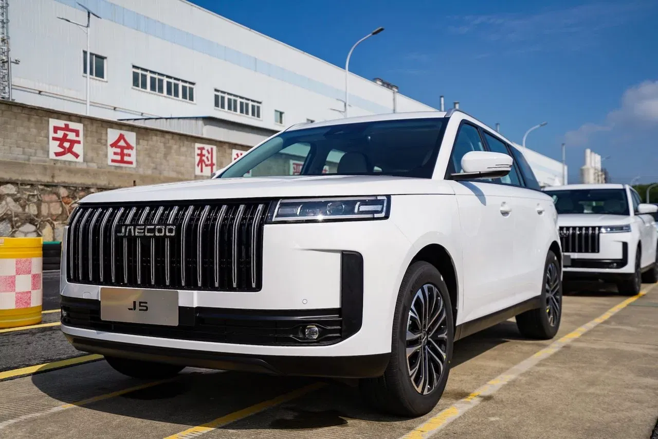 Vista frontal y lateral del Jaecoo 5, un SUV de diseño robusto y moderno.