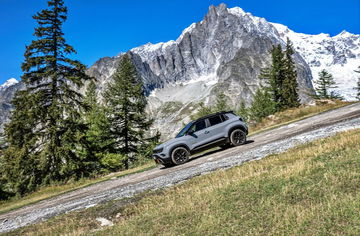 Vista lateral Jeep Avenger 4xe The North Face Edition en entorno de montaña