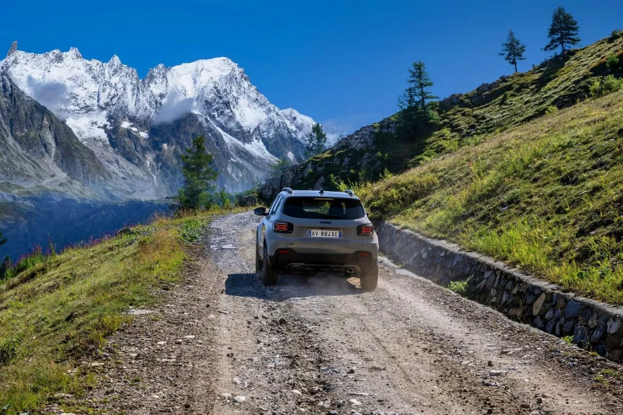 Vista trasera y lateral del Jeep Avenger 4xe The North Face Edition en terreno montañoso