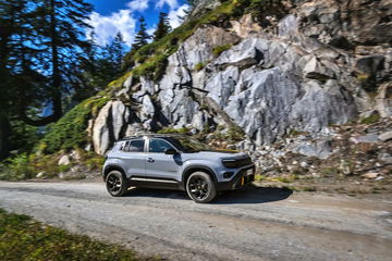 Jeep Avenger 4xe en entorno natural mostrando su perfil robusto y aventurero.