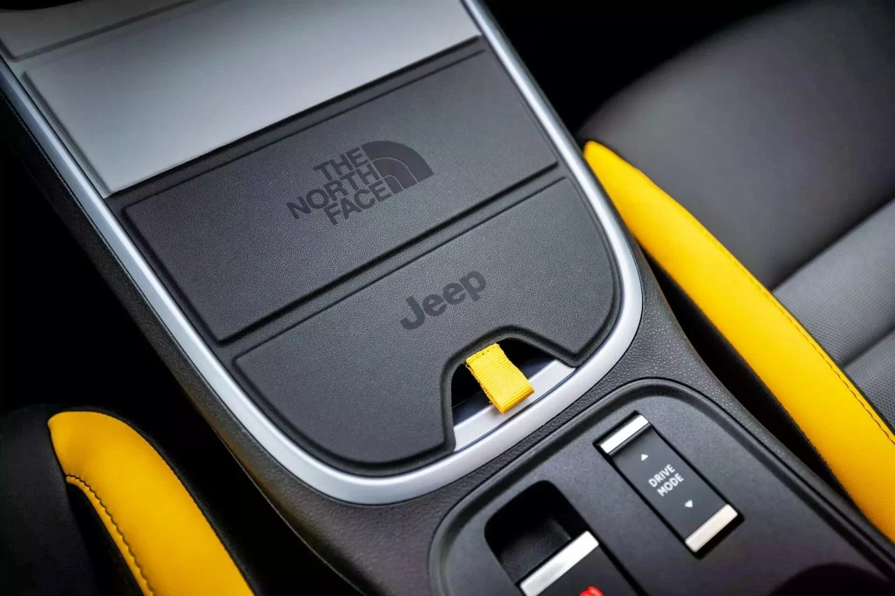 Vista del sistema de cambio y detalles interiores del Jeep Avenger