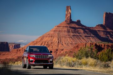 Vista lateral y trasera del Jeep Grand Cherokee 2025 en entorno natural.