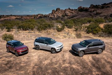 Vista lateral del Jeep Grand Cherokee, destacando su diseño robusto y capacidad todoterreno.