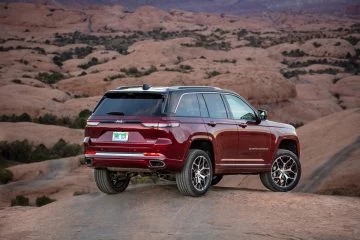 Jeep Grand Cherokee en acción, destacando su capacidad todo terreno.