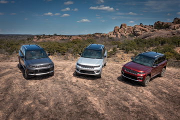 Vista frontal y lateral de la nueva gama Jeep Grand Cherokee en entorno natural.