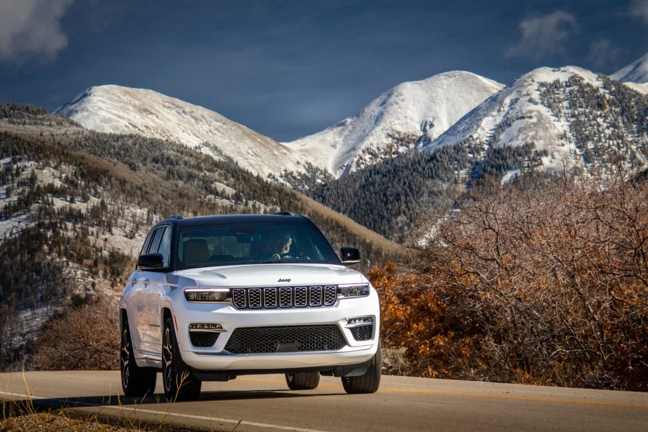 Vista delantera y lateral del Jeep Grand Cherokee, destacando su robustez y diseño