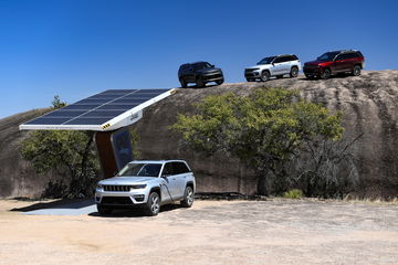 Vista lateral del icónico Jeep Grand Cherokee en entorno natural