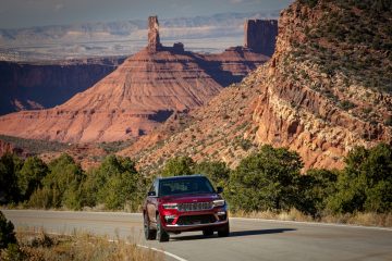 Vista dinámica del Jeep Grand Cherokee, reflejando robustez y capacidad todo terreno.