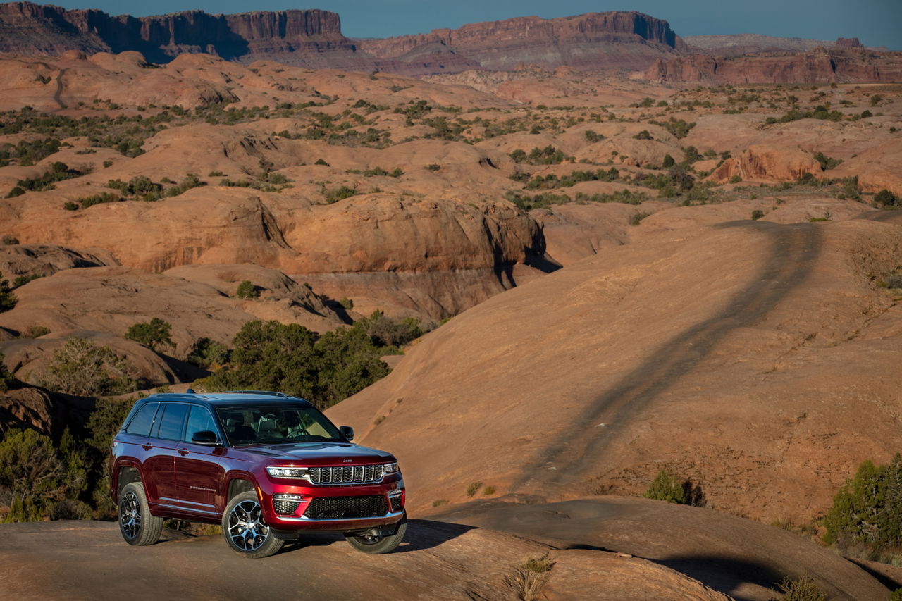 Nuevo Jeep Grand Cherokee en terreno agreste demuestra su capacidad todo terreno.