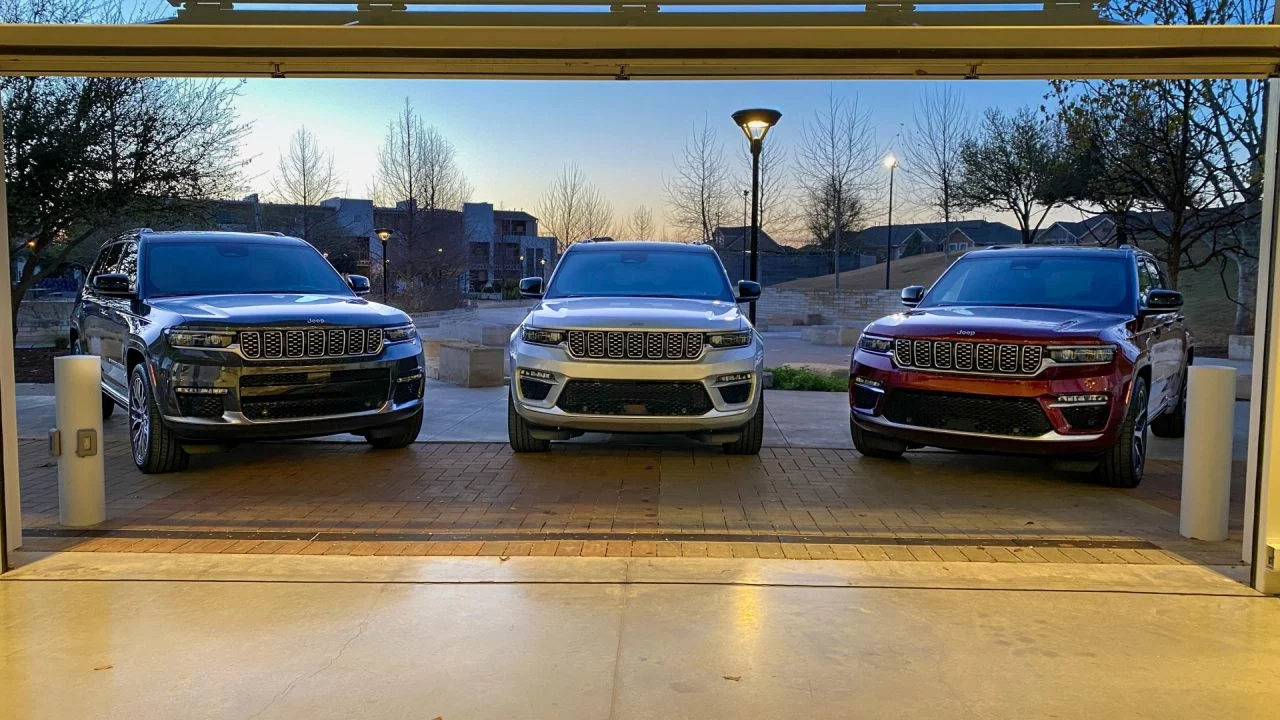 Frente dinámico del Jeep Grand Cherokee, con postura imponente y diseño robusto.