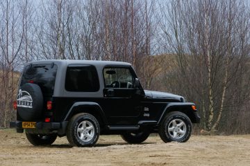 Vista lateral del Jeep Wrangler, combinando robustez 4x4 con agilidad de moto.