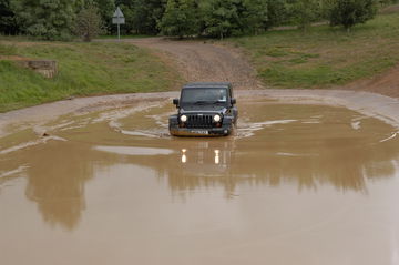 Un Jeep Wrangler V6 demuestra su capacidad todoterreno.